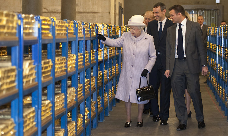 http://atlantablackstar.com/wp-content/uploads/2013/09/queen-elizabeth-checking-out-gold-in-bank-of-london.jpg