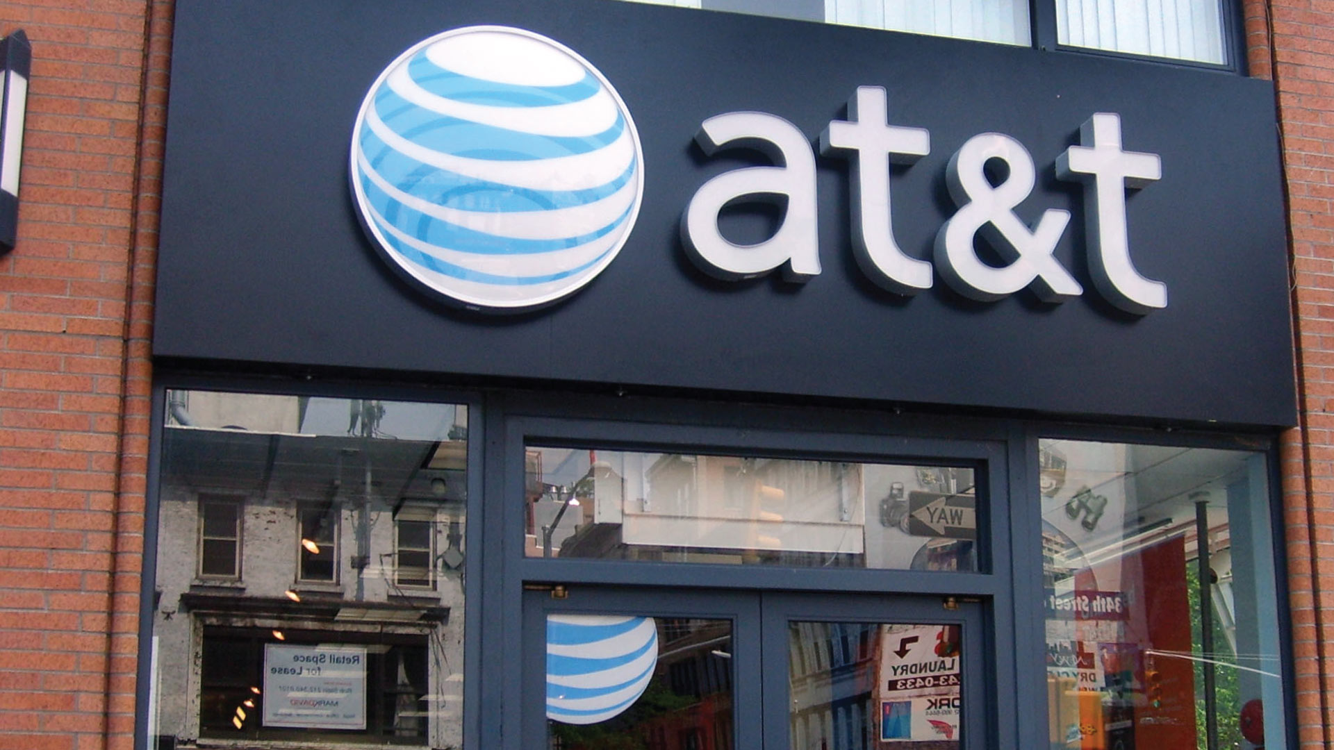 Fierce Competition: AT&T Offers T-Mobile Customers Up to $450 to Switch