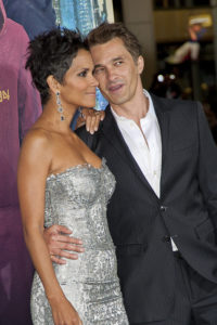 Halle Berry ditches wedding ring 