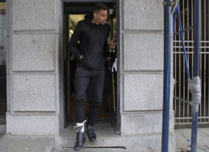 Atlanta Hawks NBA basketball player Thabo Sefolosha leaves a courthouse in New York, Wednesday, April 8, 2015. Sefolosha and teammate Pero Antic have been released after their arrest on charges they blocked officers from setting up a crime scene following the stabbing of Indiana Pacers' Chris Copeland. (AP Photo/Craig Ruttle)