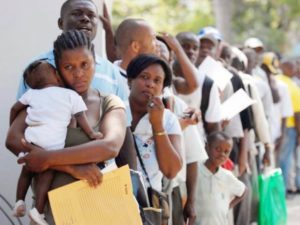 Haitians await aid from US Navy (Yululate)
