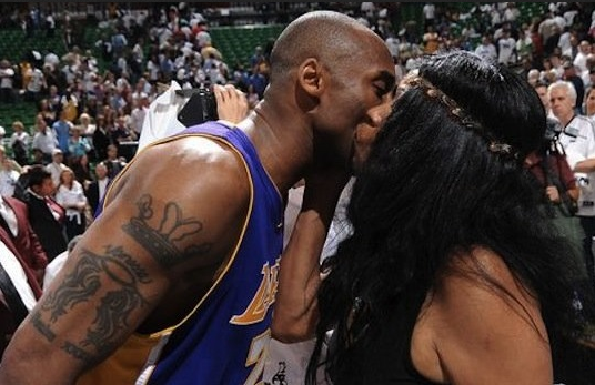 Kobe Bryant makes amends with mother, reaches settlement with auction house 