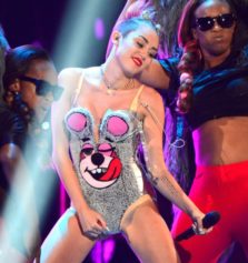 miley cyrus performin at 2013 MTV VMAs