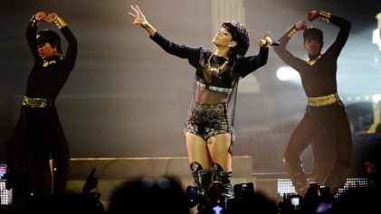 Rihanna late again to her own concert