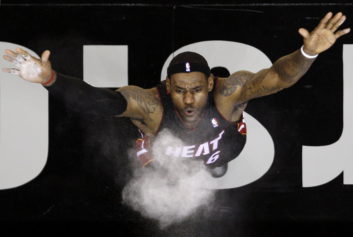Bringing Powder Back: LeBron James to Resurrect Pregame Ritual