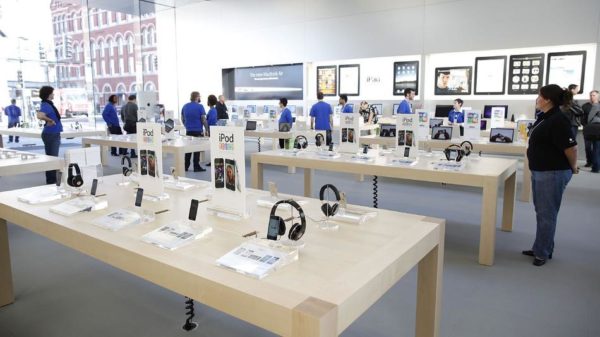 Apple Opens New Store In Chicago's Lincoln Park Neighborhood