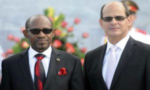 St. Kitts Prime Minister Dr Denzil Douglas (L) with Cuban Deputy Foreign Minister Rogelio Sierra 