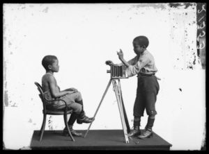 John Xiniwe and Albert Jonas, London Stereoscopic Company studios, 1891. Courtesy of © Hulton Archive/Getty Images