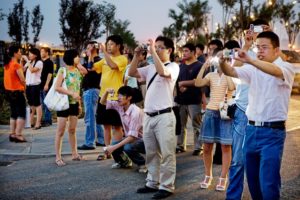 chinese-tourists-taking-pictures1