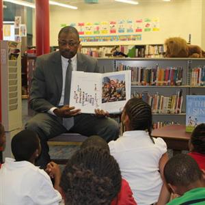 St. Louis PS Superintendent Kelvin Adams reads to elementary students/ Slps.org