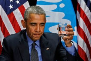 President Barack Obama drinks a glass of filtered water from Flint, a city struggling with the effects of lead-poisoned drinking water, during a meeting will local and federal authorities in Michigan, May 4, 2016. CARLOS BARRIA / Reuters