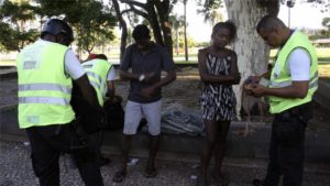 Homeless people near Flamengo being questioned by Private security agents