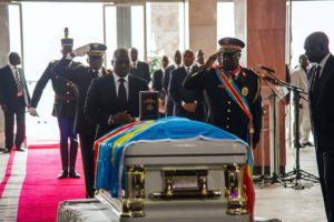 Democratic Republic of the Congo President, Joseph Kabila, placing a medal of honor on the coffin of Papa Wemba 