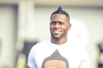 NFL Forces Steelers Star Antonio Brown to Remove Ali Cleats Mid-Game