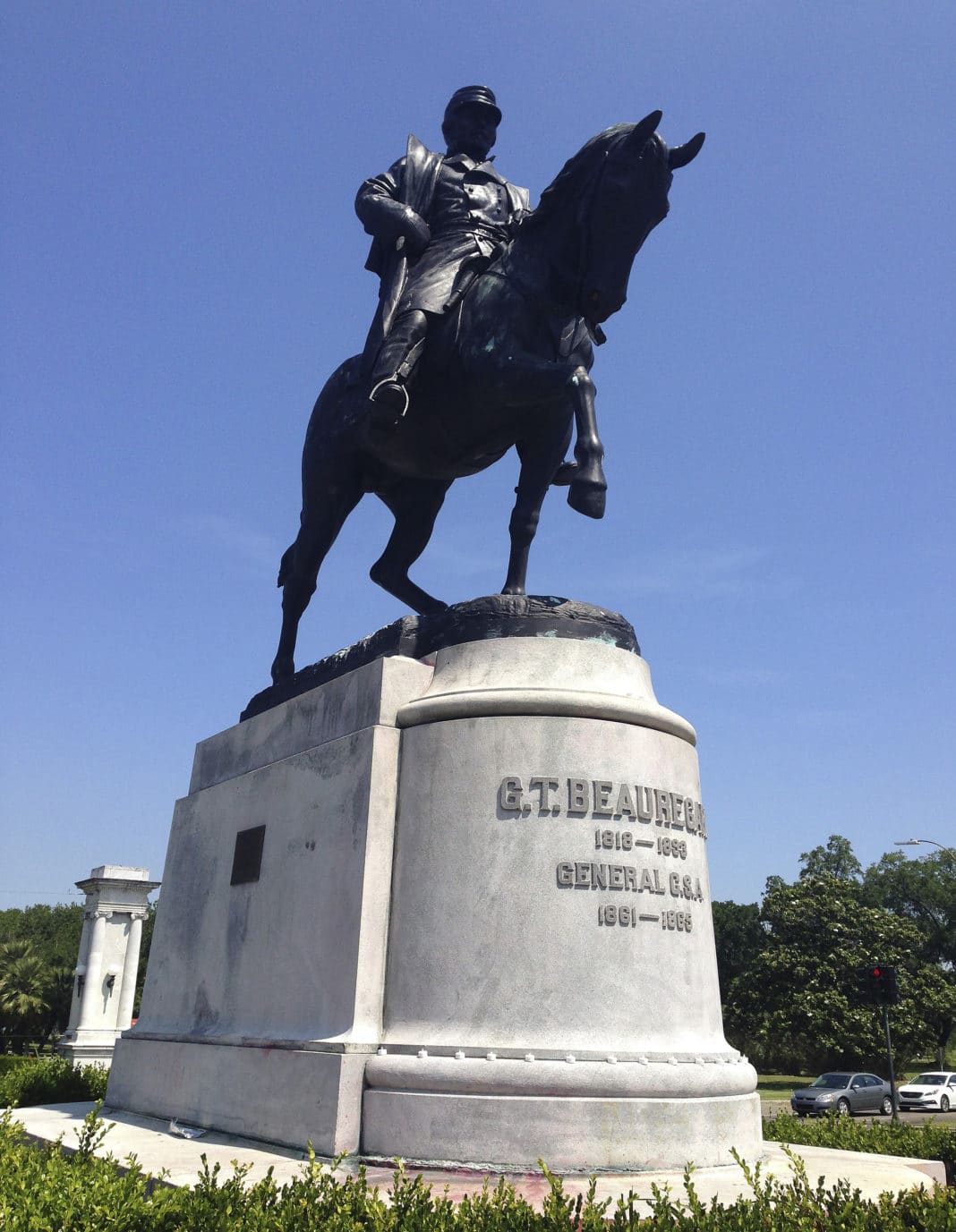 new-orleans-removes-second-of-four-confederate-statues-before-dawn