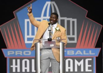 Tomlinson's Speech Imploring America to be an All-Inclusive Team Is Showstopper at Hall of Fame Induction Ceremony