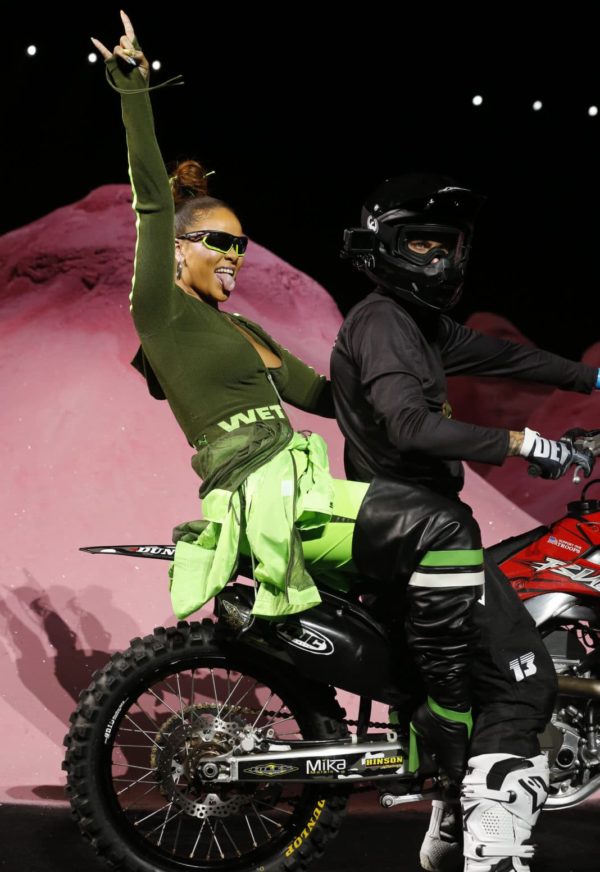 Mc Ride Rhinna Rihanna Rides Into New York Fashion Week Like a Rock Star