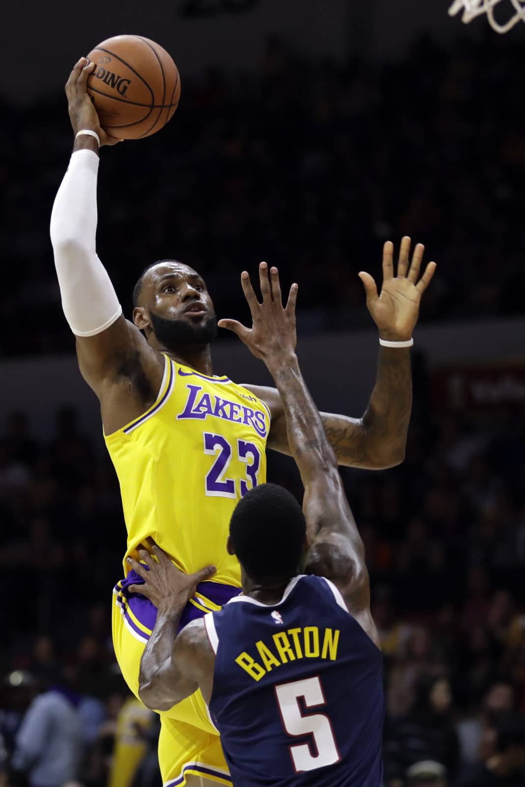 Lebron James Captivates Crowd in Los Angeles Lakers Debut