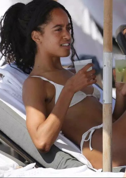 Fans of Malia Obama says she needs better friends after private photos leak.