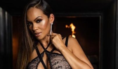 Evelyn Lozada posted an earring ad but more people paid attention to her abs.