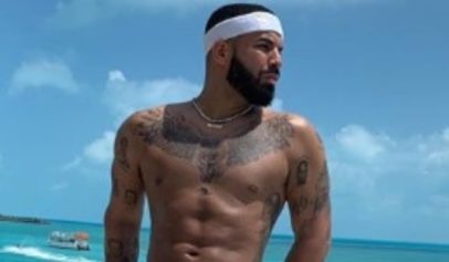 Drake's Shirtless Photo Sends Fans in a Frenzy, Accused Of Getting Ab Surgery: 'You Ain't Foolin Nobody'