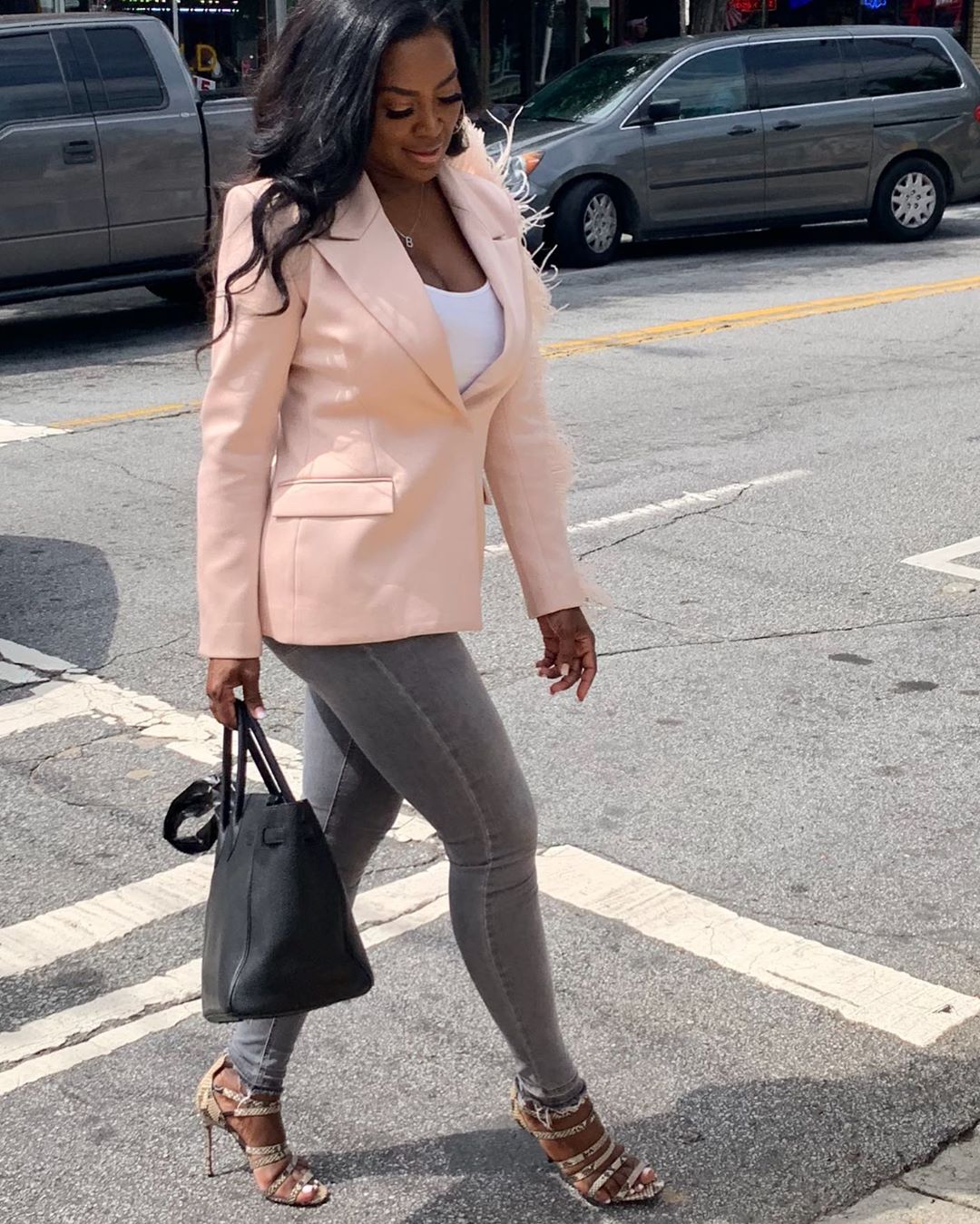 'That Pinky Toe Minding Its Own Business': Kenya Moore's Footwear Gets ...