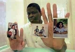 Rodney Reed hold family photos in jail