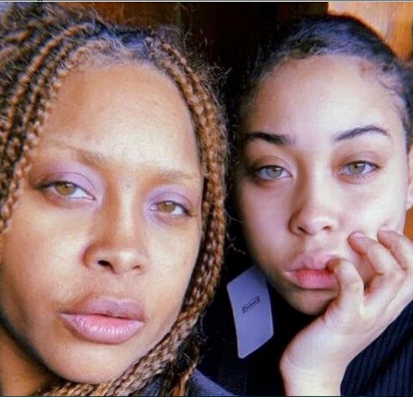 aire Me sorprendió cartel She Really Cloned Herself': Folks Can Hardly Believe How Much Erykah Badu  and Her 15-Year-Old Daughter Look Alike