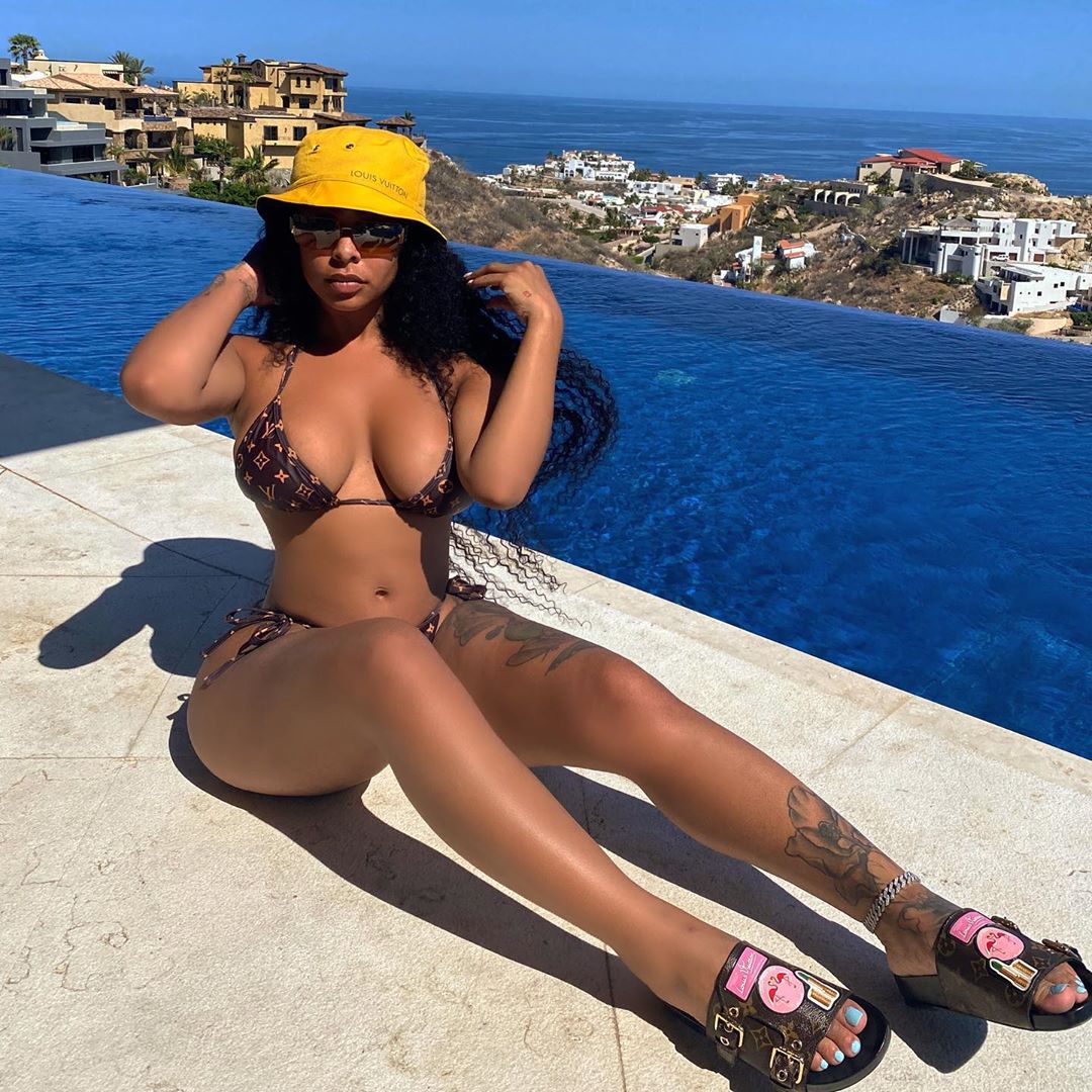 Alexis Skyy is showing off her sun-kissed skin! 