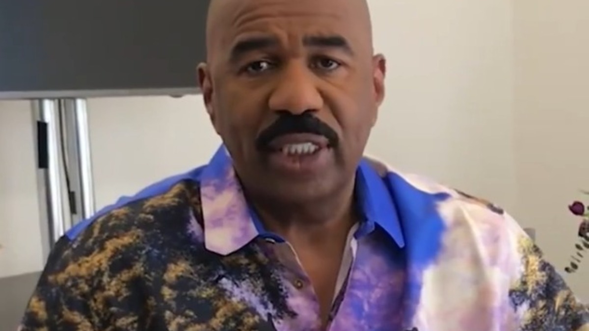 Don t Yall Hurt Your Knees and Back Now Steve Harvey Celebrates