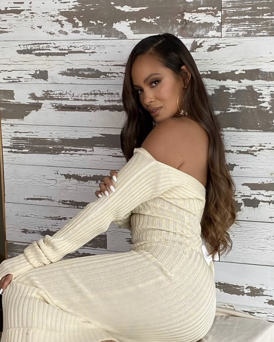 ‘spicy Mami Evelyn Lozadas Form Fitting Dress Leaves Fans Gasping 
