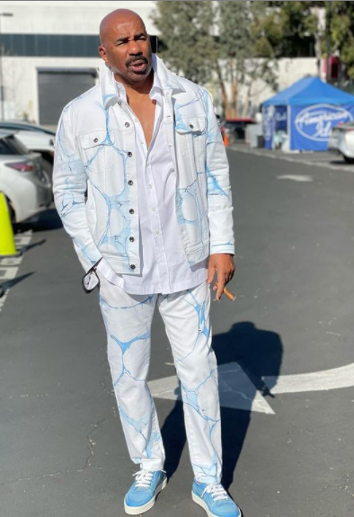 That Drip Don't Stop': Steve Harvey Ditches Suit for Casual Shirt and  Jeans, Fans Still Love His Fashion Sense