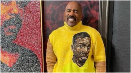 That Drip Don't Stop': Steve Harvey Ditches Suit for Casual Shirt and Jeans, Fans Still Love His Fashion Sense