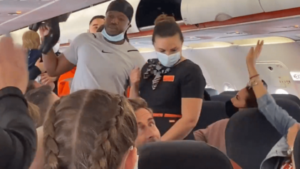 Don't Get Off, Sit Down': EasyJet Passengers Revolt Against Crew to Prevent Removal of Two Black Men from UK-to-Spain Flight