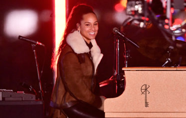 The Definition of Gets Better with Ageâ€™: Alicia Keys Fans Praise the Singerâ€™s Ageless Beauty