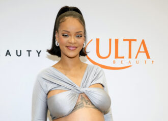 â€˜Uh Oh The Belly Hangingâ€™: Fans Assume Rihanna Will Give Birth Soon After Spotting This