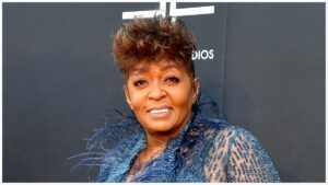 Fans are mad at Anita Baker after she allegedly showed up late to a concert and argued with her production team.