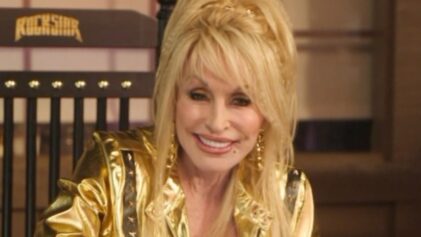 A steamy throwback photo of "Joelen" singer Dolly Parton has gone viral.
