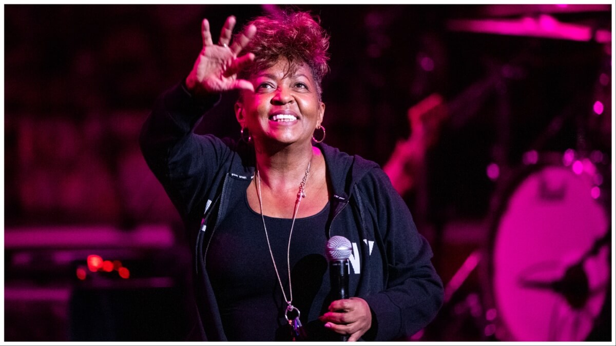 Anita Baker offers an explanation to her repeated tardiness at her concerts. 