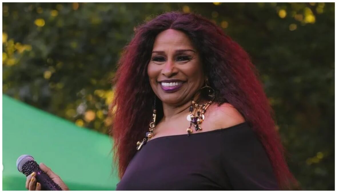 



Singer Chaka Khan surprised her evening after inviting a young white singer, who turned out to be Broadway star Morgan James from the musical "Motown", to the stage and sang the whole house