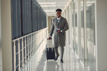 Man walking in the airport (Photo by Gustavo Fring: via Pexels.com)