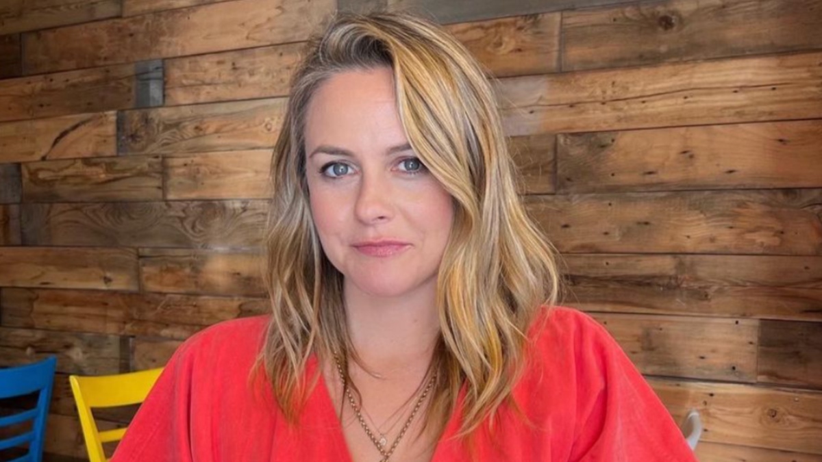 ‘Clueless’ actress Alicia Silverstone gives health update after fans see her eating strange fruit found on the street