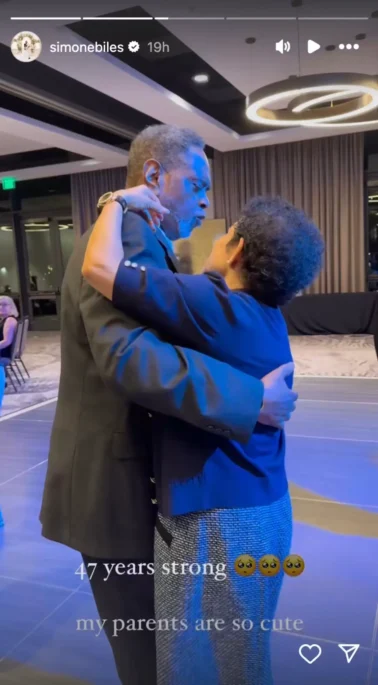 Simone Biles' parents celebrate father Ronald Biles' bath (Photo: @simonebiles / Instagram)