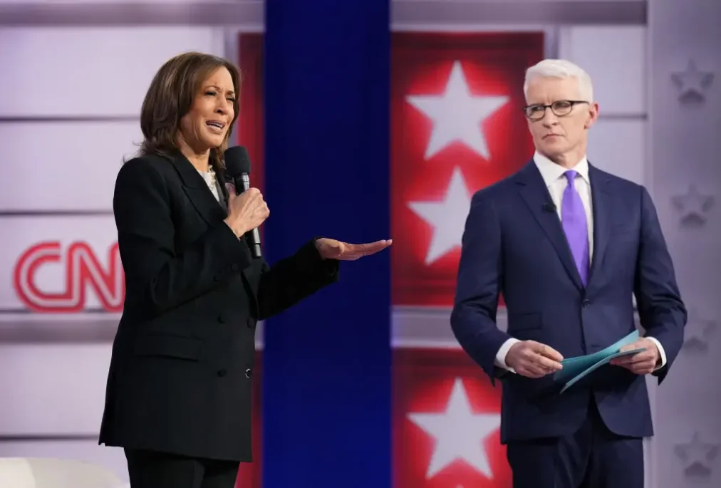 'Never Talked to Trump with This Tone': Anderson Cooper Faces Backlash for Grilling Kamala Harris, Cutting Her Off at CNN Town Hall; Furious Viewers Slam Double Standard on Donald Trump