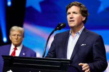 Tucker Carlson Gives Uncomfortable Introduction for Trump