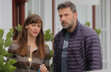 LOS ANGELES, CA - JUNE 10: Jennifer Garner and Ben Affleck are seen in Brentwood on June 10, 2015 in Los Angeles, California. (Photo by Bauer-Griffin/GC Images)