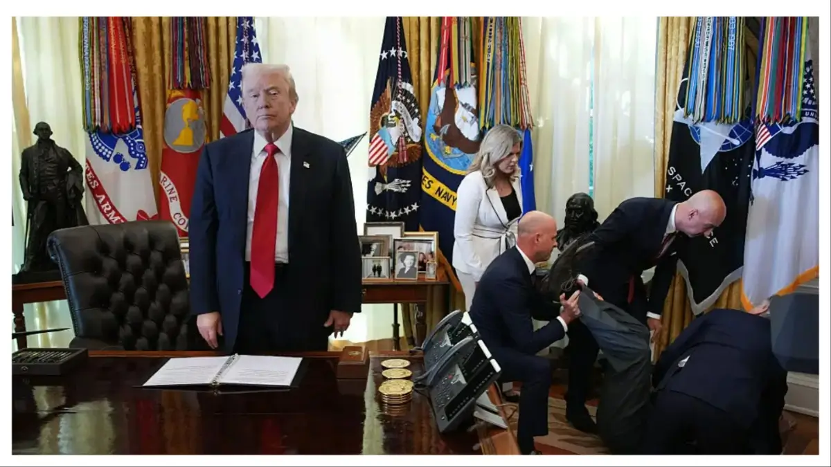 ‘Disgusting!’: Trump Stands Frozen as Guest Collapses in the Oval Office — While Everyone Rushes to Help, Cameras Catch RFK Jr. Doing Something Even Wilder | FROUSA NEWS ‘Disgusting!’: Trump Stands Frozen as Guest Collapses in the Oval Office — While Everyone Rushes to Help, Cameras Catch RFK Jr. Doing Something Even Wilder | FROUSA NEWS