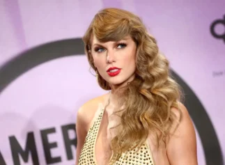 LOS ANGELES, CALIFORNIA - NOVEMBER 20: (EDITORIAL USE ONLY) Taylor Swift, winner of Favorite Pop Album, Favorite Female Pop Artist, Favorite Music Video, Favorite Country Album, Favorite Female Country Artist, and Artist of the Year, poses in the press room during the 2022 American Music Awards at Microsoft Theater on November 20, 2022 in Los Angeles, California. (Photo by Tommaso Boddi/WireImage)