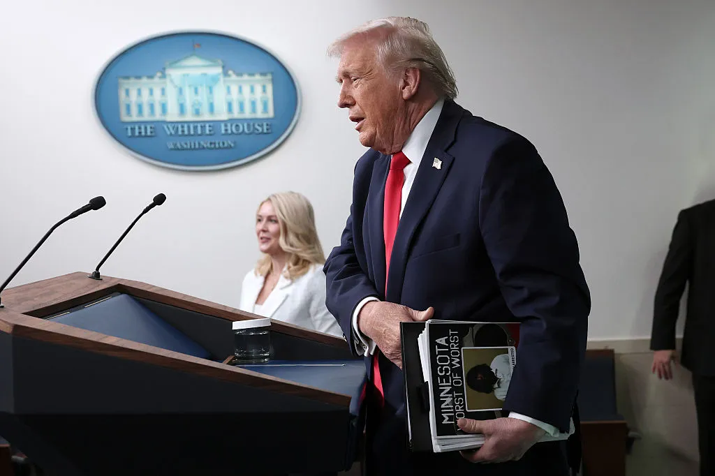 ‘She Can’t Stand This Nicompoop’: Trump Goes on a Bizarre Rant, Spins a Freak Accident Into a War Story So Outrageous Even Karoline Leavitt Can’t Hide Her Reaction