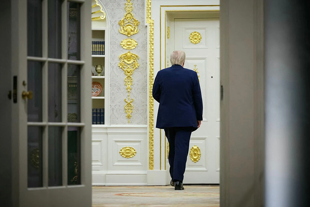 ‘He Looks…Defeated’: Trump’s White House Exit Turns Strange After a Curious Gesture at His Leg — Then He Heads to a Closed Door That Raises More Questions